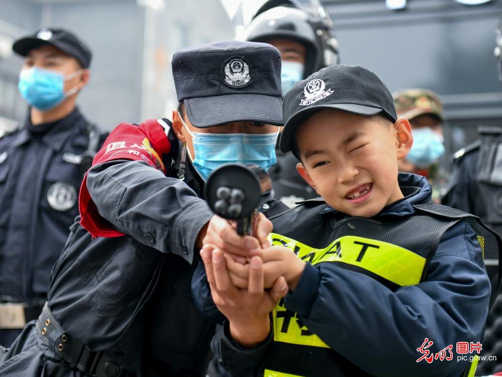 【光明图刊】你好，警察节丨致敬平安守护者